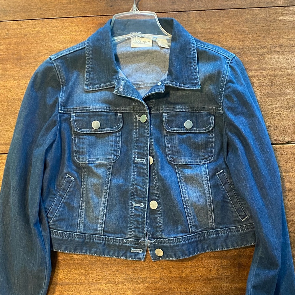 Platinum Chicos size 1 blue denim stretch jacket. Perfect for Fall nights!